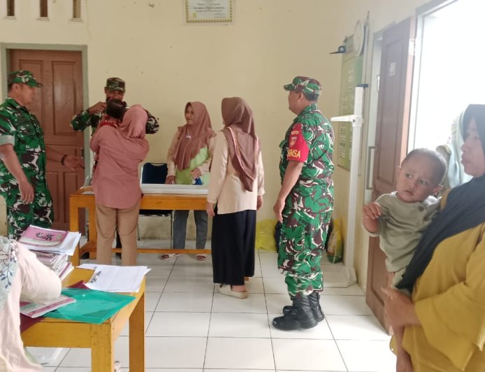 Peran Aktif Babinsa Dampingi  Posyandu Di Desa Binaan