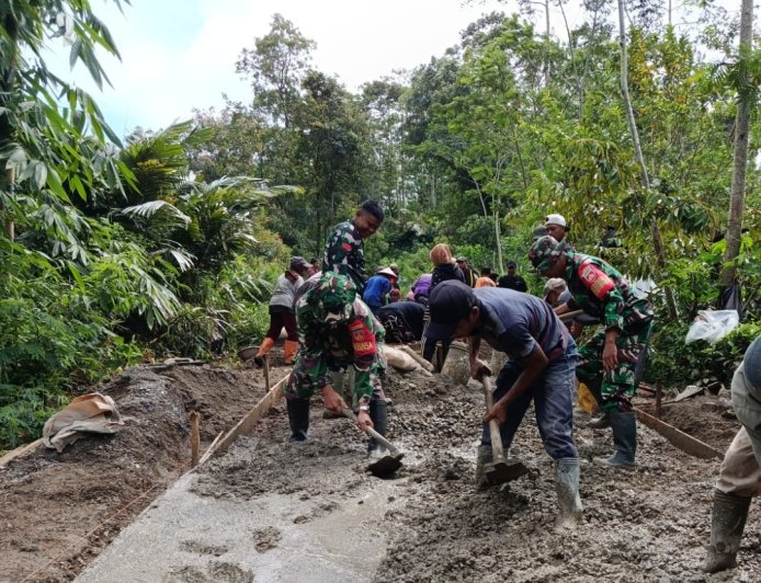 Danramil 06 Kalibening gotong royong bersama warga melaksanakan pembangunan Jalan Usaha Tani
