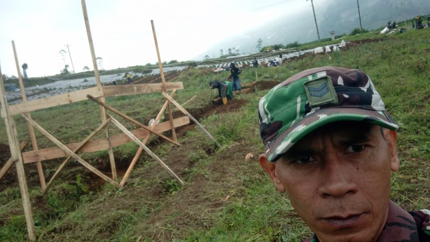 Babinsa Koramil 05 Batur Awasi Penggalian Pondasi KDKMP di Desa Pekasiran