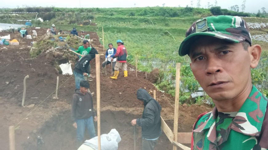 Babinsa Batur Awasi Penggalian Pondasi Pembangunan KDKMP di Pekasiran