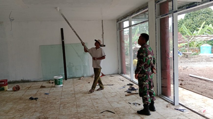 Babinsa Koramil 11 Punggelan Awasi Pembangunan KDKMP di Desa Purwasana