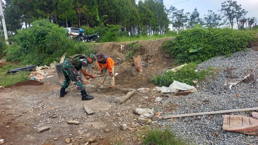 Babinsa Koramil 04 Karangkobar Tinjau Pembangunan KDKMP di Desa Karanggondang
