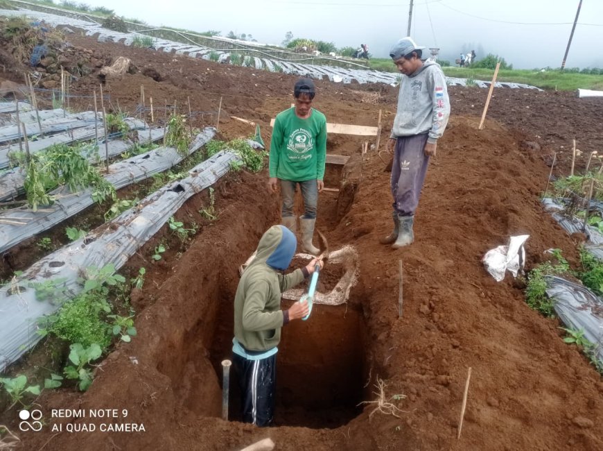 Babinsa Batur Tinjau Penggalian Pondasi KDKMP di Pekasiran