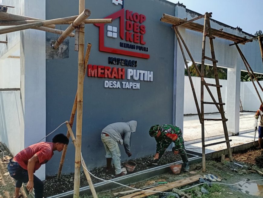 Babinsa Wanadadi Dampingi Pemadatan Garasi dan Halaman KDKMP Tapen
