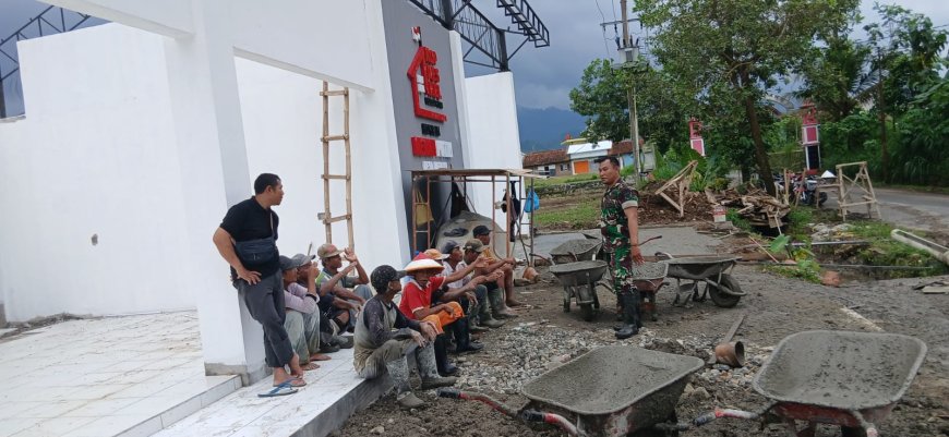 Babinsa Wanadadi Dampingi Pembangunan Atap KDKMP di Desa Medayu
