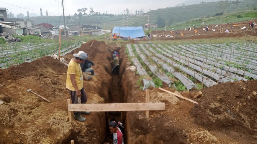 Babinsa Batur Dampingi Penggalian Pondasi dan Perakitan Besi KDKMP di Pekasiran
