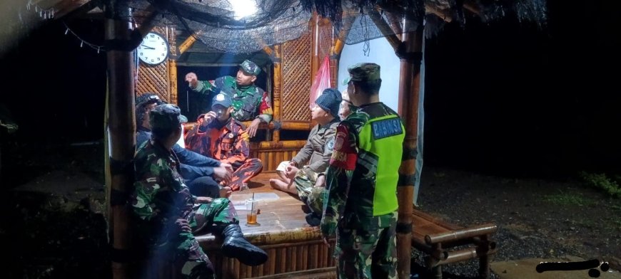 Sinergi TNI dan Warga Pos Siskamling Desa Wanadadi