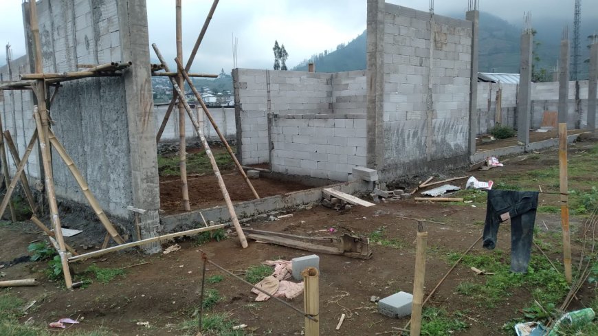 Babinsa Batur Dampingi Pemasangan Bata KDKMP di Desa Padurenan