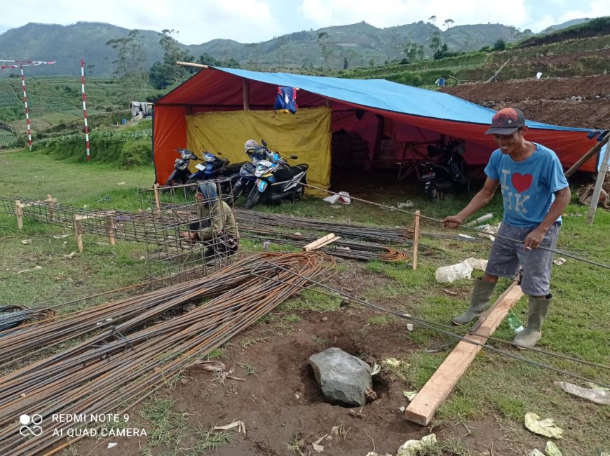 Babinsa Batur Dampingi Pengerjaan Pondasi KDKMP di Pekasiran