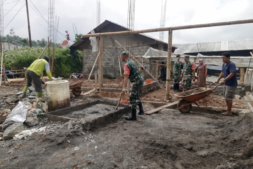 Babinsa Koramil 16/Pejawaran Bantu Pembangunan Rumah Tidak Layak Huni