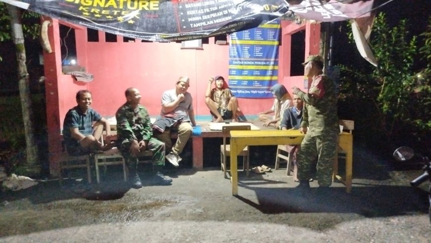 Jaga Keamanan Wilayah Babinsa Koramil 09 Susukan Siskampling Bersama Warga