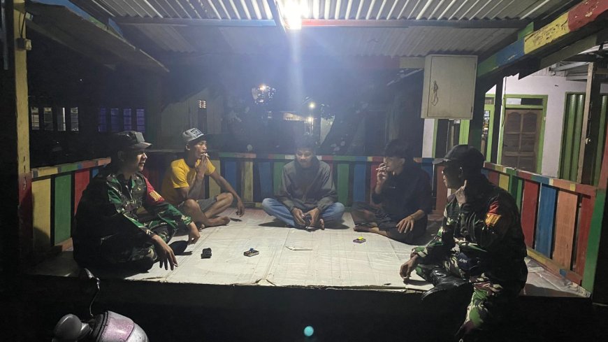 Tingkatkan Keamanan Lingkungan Babinsa Koramil 10 Bawang Ajak Warga Aktif Siskamling