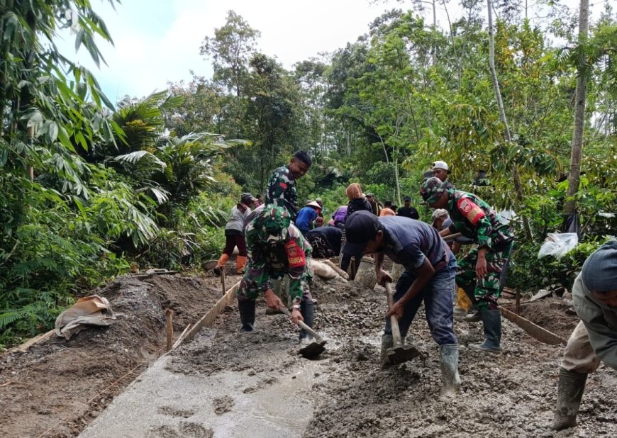 Danramil 06 Kalibening gotong royong bersama warga melaksanakan pembangunan Jalan Usaha Tani