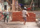 Semangat Gotong Royong Danramil Dan Babinsa Bantu Pembuatan Rumah Milik Warga