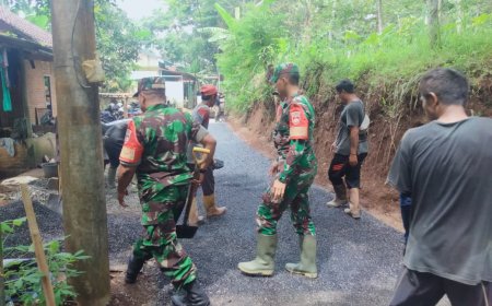Danramil 08 Purwanegara Terjun Langsung Bantu Pengaspalan Jalan Usaha Tani di Desa Karangayar