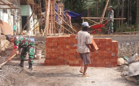 Semangat Gotong Royong Danramil Dan Babinsa Bantu Pembuatan Rumah Milik Warga