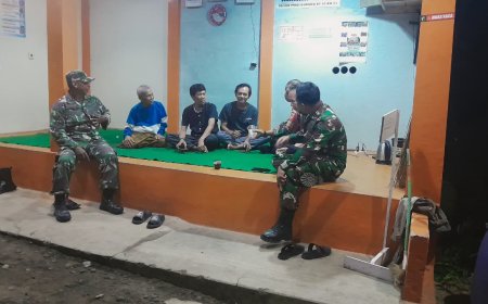 Anggota Koramil 12 Sigaluh Patroli Siskamling Bersama Warga Cegah Gangguan Kamtibmas