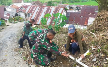 Danramil 06 kalibening dan Babinsa Bergotong royong bersama warga melaksanakan pipanisasi air bersih
