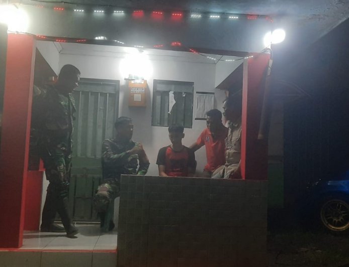 Anggota Koramil 12 Sigaluh Patroli Siskamling Bersama Warga Cegah Gangguan Kamtibmas