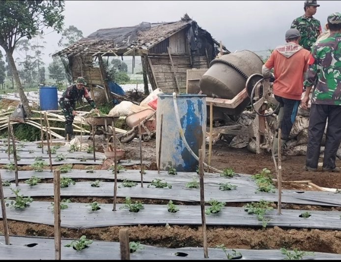 Terus Dukung Program Ketahanan Pangan Koramil Gotong Royong Dengan Masyarakat Pengecoran Jalan Usaha Tani  
