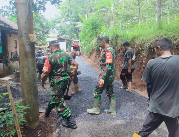 Danramil 08 Purwanegara Terjun Langsung Bantu Pengaspalan Jalan Usaha Tani di Desa Karangayar