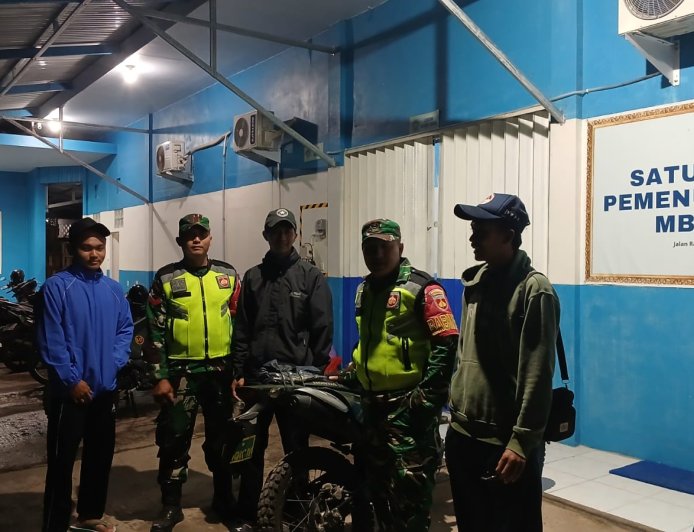 Babinsa melaksanakan Patroli Malam Menciptakan Kondusifitas Lingkungan