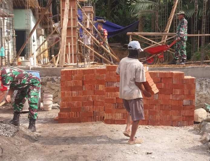 Semangat Gotong Royong Danramil Dan Babinsa Bantu Pembuatan Rumah Milik Warga