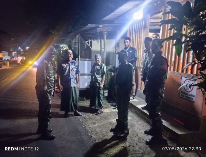 Danposramil Pagedongan Beserta Babinsa Dan Warga Gelar Patroli Siskamling