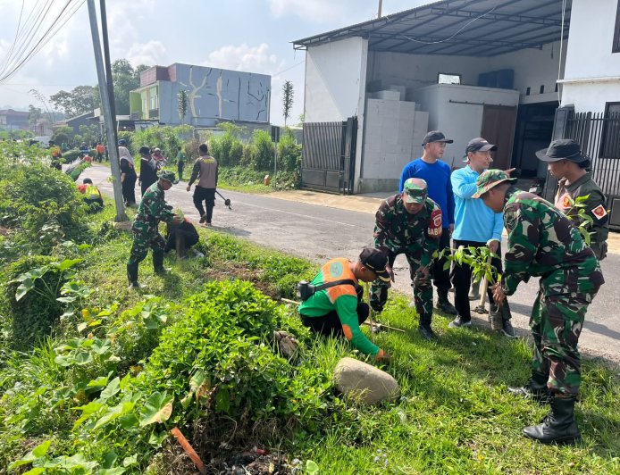 Koramil 17 Wanayasa bersama komponen masyarakat adakan gerakan penanaman pohon
