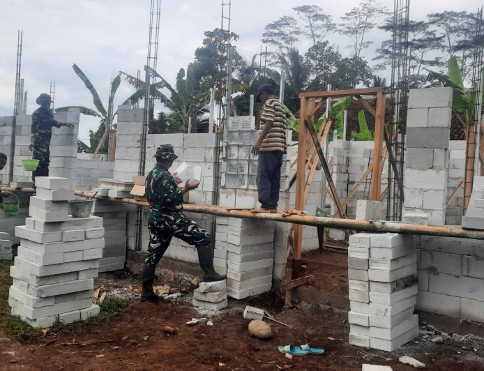 Koramil 03 Wanadadi Bersama Warga Gotong Royong Bangun Rumah