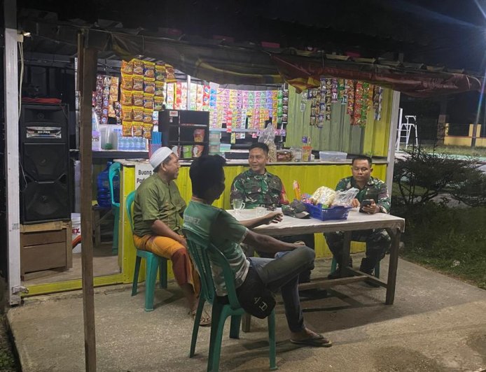 Babinsa Koramil 10 Bawang Intensifkan Patroli Malam di Pos Siskamling