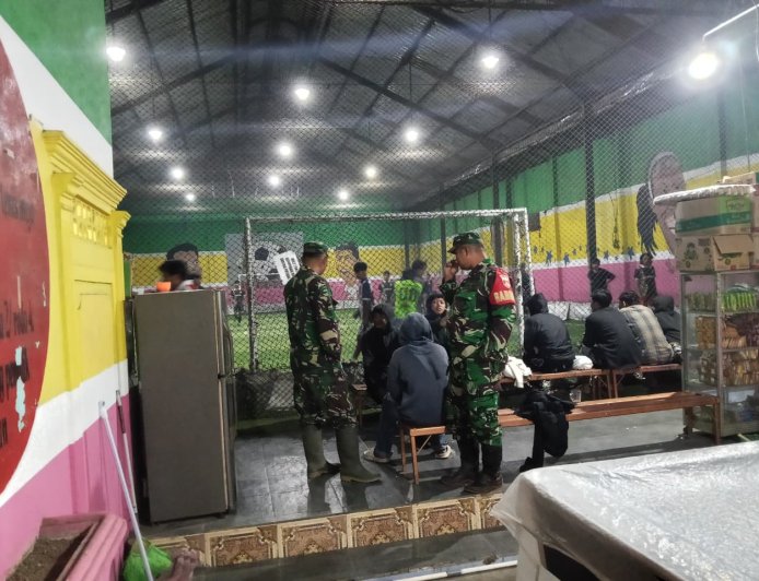 Babinsa Koramil 06/Kalibening Patroli Malam Cegah Gangguan Kamtibmas