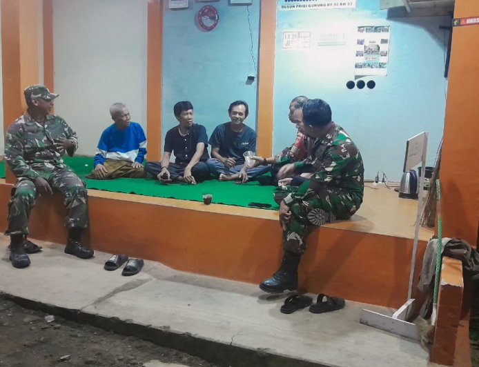 Anggota Koramil 12 Sigaluh Patroli Siskamling Bersama Warga Cegah Gangguan Kamtibmas