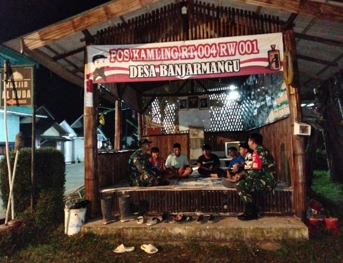 Tingkatkan Keamanan Babinsa Dengan Warga Melaksanakan Siskampling Di Wilayah Binaan