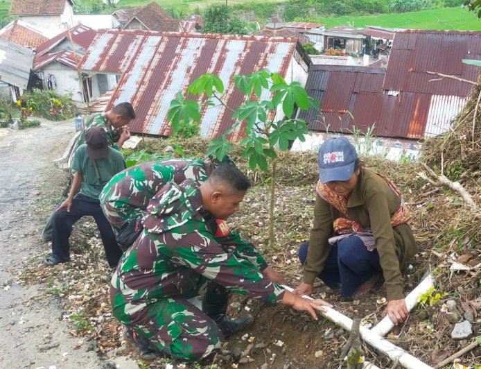 Danramil 06 kalibening dan Babinsa Bergotong royong bersama warga melaksanakan pipanisasi air bersih
