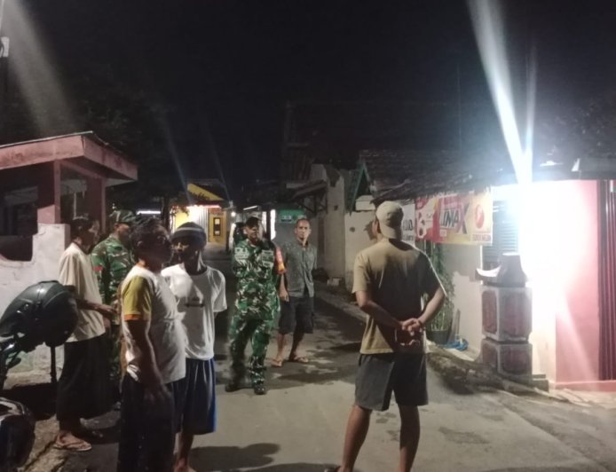 Patroli Rutin Piket Koramil 14 Madukara Sambangi Warga Sedang Ronda