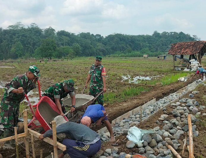 Antisipasi Kekeringan Koramil 11 Punggelan Gelar Karya Bakti Perbaiki Irigasi Sawah