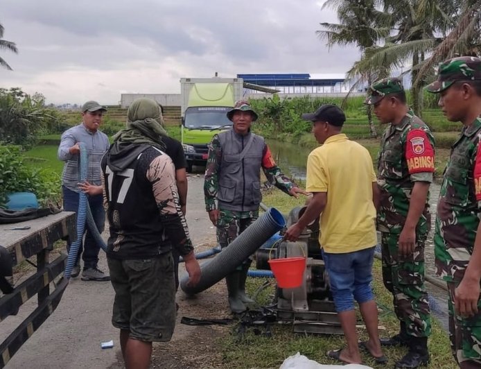 Pascabencana Longsor Koramil 10 Bawang Kawal Pengairan Irigasi Darurat di Desa Gemuruh