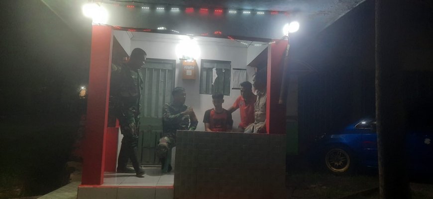 Anggota Koramil 12 Sigaluh Patroli Siskamling Bersama Warga Cegah Gangguan Kamtibmas