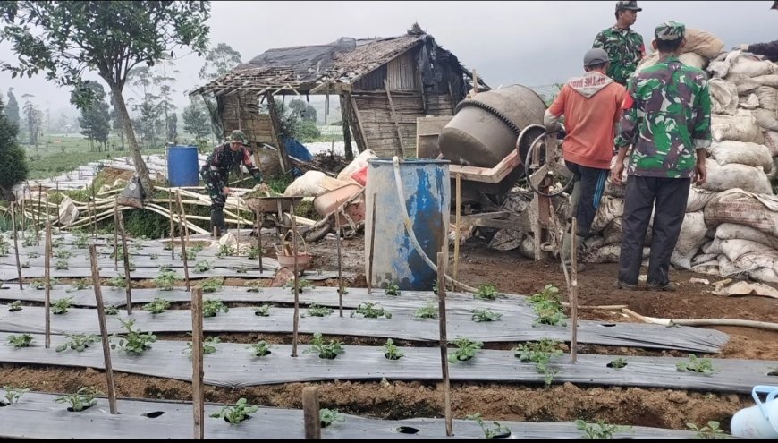 Terus Dukung Program Ketahanan Pangan Koramil Gotong Royong Dengan Masyarakat Pengecoran Jalan Usaha Tani  
