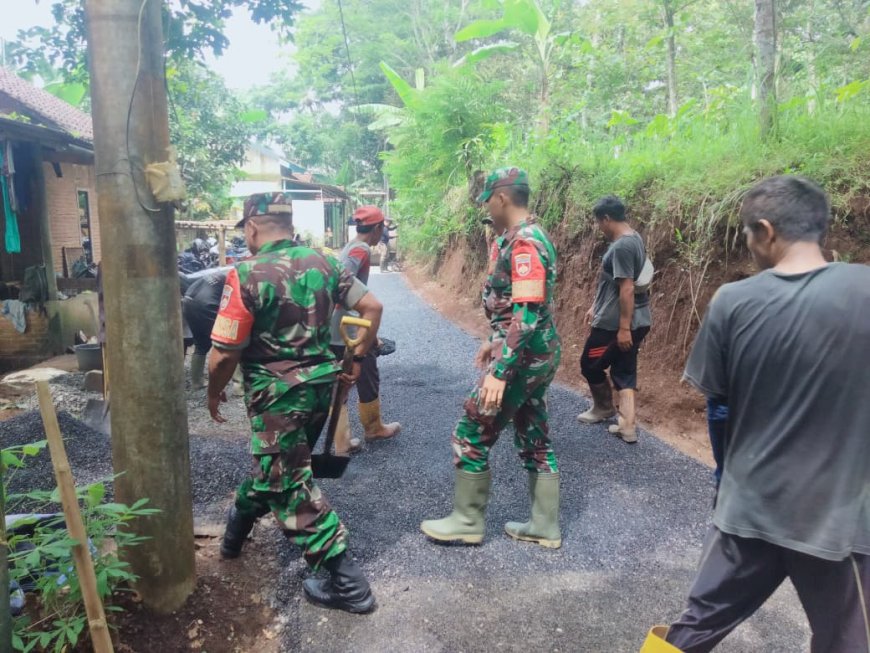 Danramil 08 Purwanegara Terjun Langsung Bantu Pengaspalan Jalan Usaha Tani di Desa Karangayar