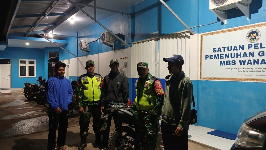 Babinsa melaksanakan Patroli Malam Menciptakan Kondusifitas Lingkungan