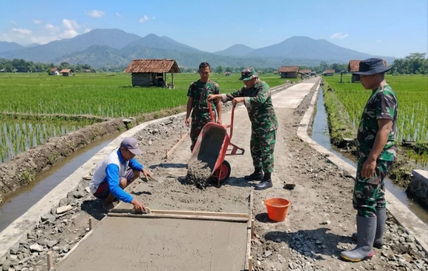 Serda Sektiaji Terjun Langsung Bangun Jalan Usaha Tani di desa Blambangan