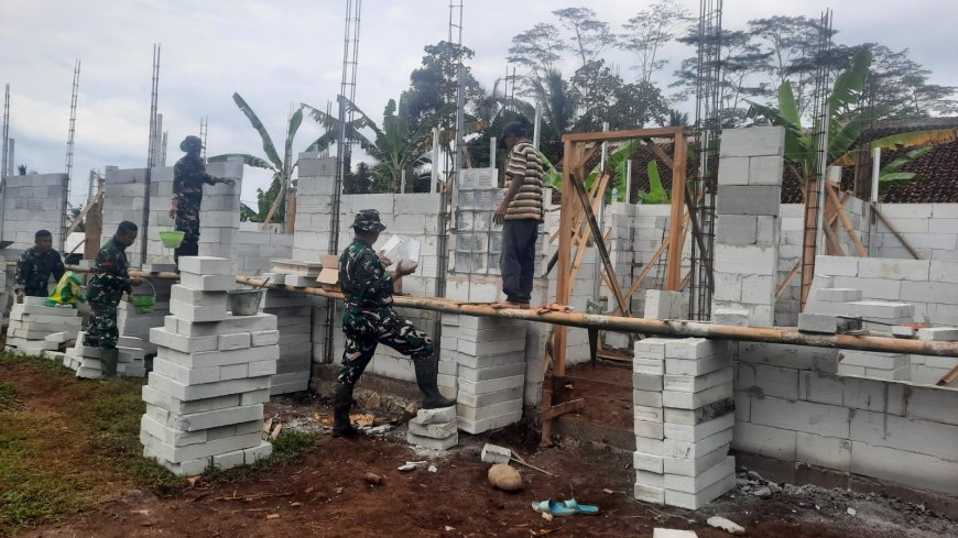 Koramil 03 Wanadadi Bersama Warga Gotong Royong Bangun Rumah
