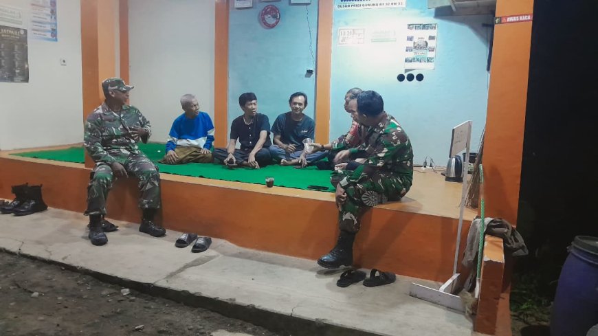 Anggota Koramil 12 Sigaluh Patroli Siskamling Bersama Warga Cegah Gangguan Kamtibmas