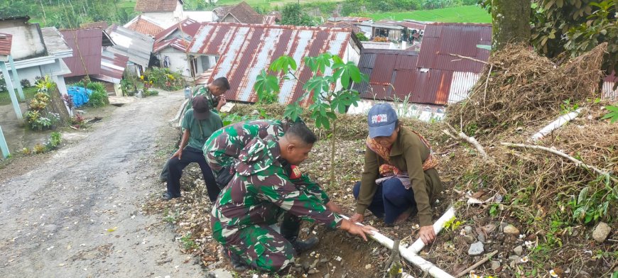 Danramil 06 kalibening dan Babinsa Bergotong royong bersama warga melaksanakan pipanisasi air bersih