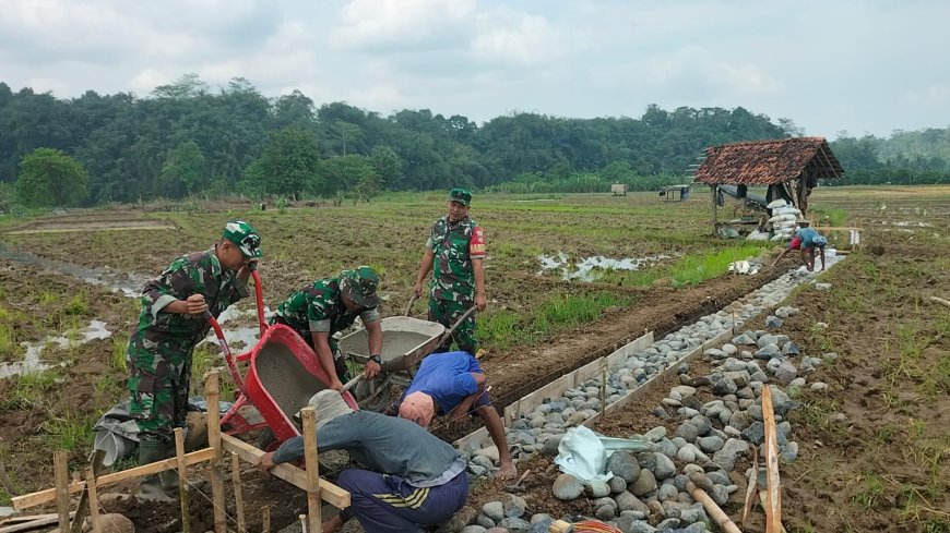 Antisipasi Kekeringan Koramil 11 Punggelan Gelar Karya Bakti Perbaiki Irigasi Sawah