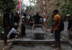 Dorongan Angkong Pratu Figo Semangat Prajurit Membangun Jalan Harapan di Gumelem Kulon