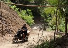 Motor Tua Tio Jadi Andalan Angkut Semen Demi Suksesnya TMMD di Gumelem Kulon