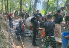 Satgas TMMD dan Warga Lanjutkan Pengecoran Jalan Harapan Kian Terbentang di Gumelem Kulon